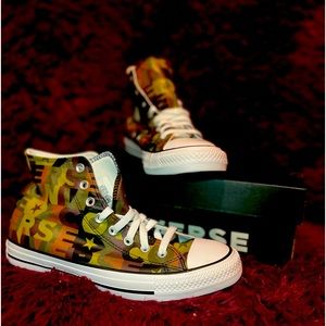 BNIB Unisex Converse 7.5 Men’s/9.5 Women’s CONVERSE PRINT